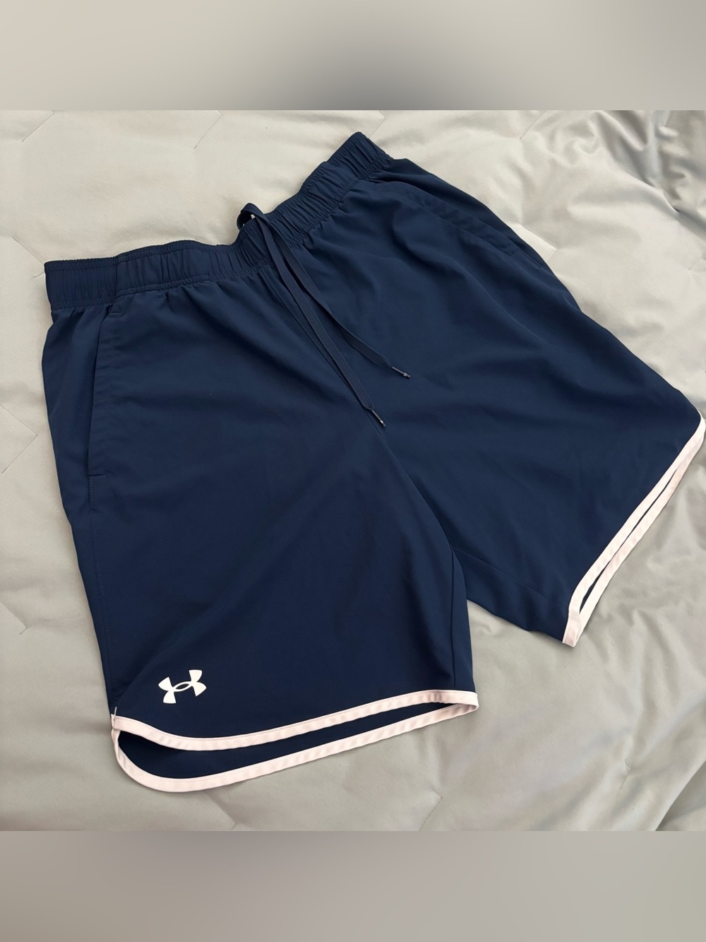 Under Armour Shorts Mens Large Navy Blue Athletic Active with White Trim Border